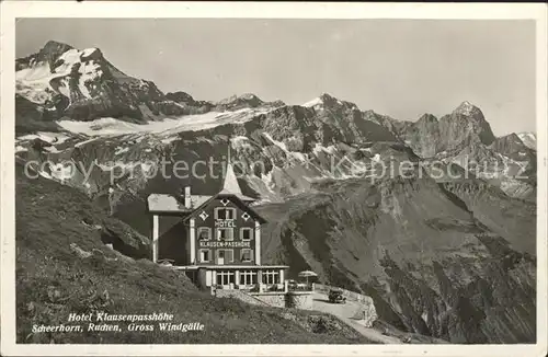 Klausenpass Hotel Klausenpasshoehe mit Scheerhorn Ruchen und Gross Windgaelle Kat. Klausen