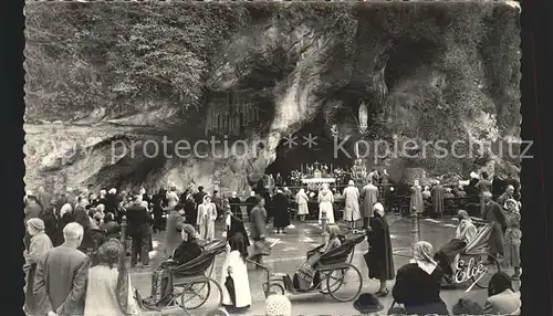 Lourdes Hautes Pyrenees Les Malades a la Grotte Miraculeuse Kat. Lourdes