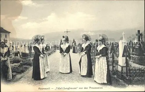 Appenzell IR Taefeli Jungfrauen in Tracht vor der Prozession Kat. Appenzell