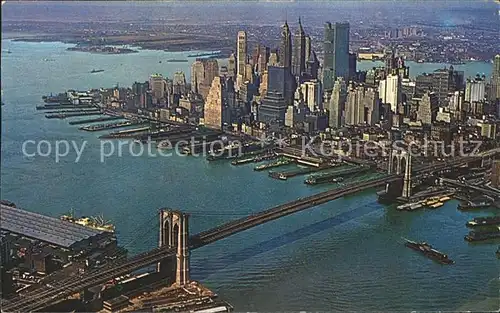 New York City Skyline Bridge and downtown / New York /
