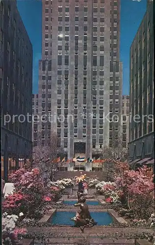 New York City Channel Gardens in Spring at Rockefeller Center / New York /