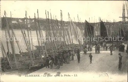 Audierne Quai apres la Peche Bateaux Kat. Audierne