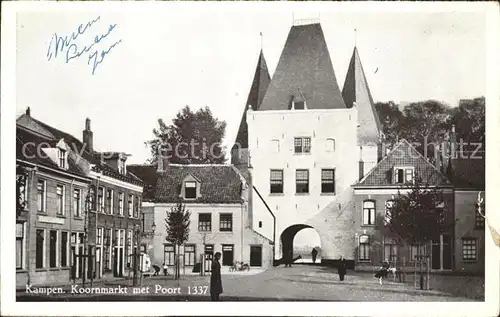 Kampen Niederlande Koornmarkt met Poort 1337 / Kampen /