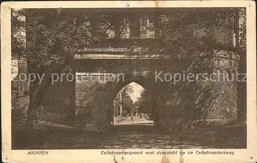 Kampen Niederlande Cellebroederspoort met doorzicht op de Cellebroedersweg / Kampen /