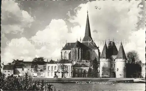 Kampen Niederlande Koornmarktspoort met Bovenkerk Kirche / Kampen /