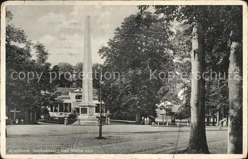 Apeldoorn Gedenknaald met Kleine Loo Kat. Apeldoorn