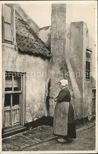 Katwijk Frau vor einem Haus Kat. Katwijk