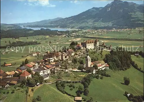 Gruyeres FR Auf fond Broc et lac de la Gruyere Vue aerienne Kat. Gruyeres