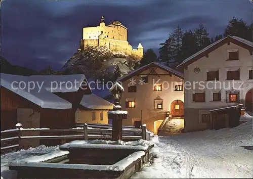 Tarasp Schloss Tarasp bei Nacht Dorfpartie mit Brunnen Kat. Tarasp