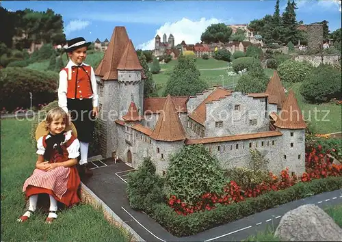 Melide Lago di Lugano Swissminiature Kinder in Tracht und Schloss Aigle Kat. Melide