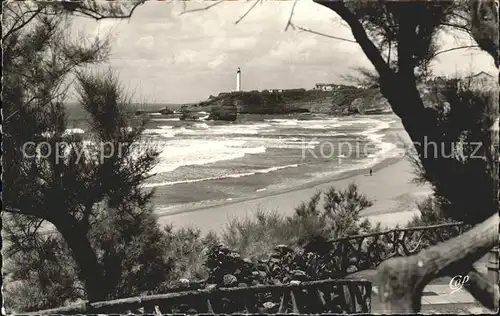 Biarritz Pyrenees Atlantiques Le Phare vu a travers les Tamaris Plage Kat. Biarritz