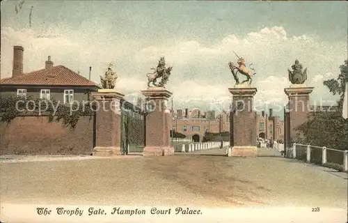 Hampton Court Palace The Trophy Gate Kat. Herefordshire County of