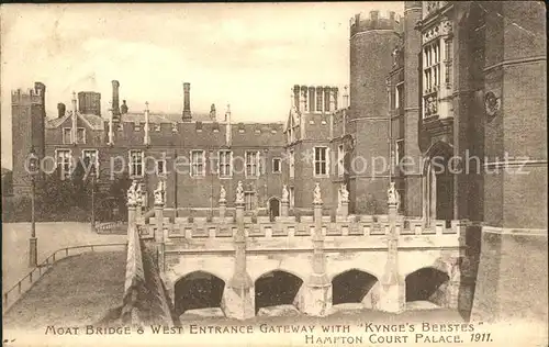 Richmond upon Thames Moat Bridge Gateway with Kynge s Beestes Hampton Court Palace Kat. Richmond upon Thames