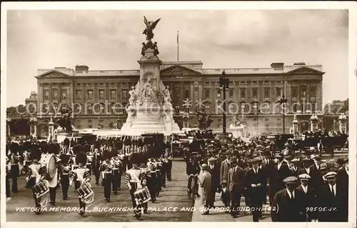 London Victoria Memorial Buckingham Palace and Guards Valentine s Post Card Kat. City of London