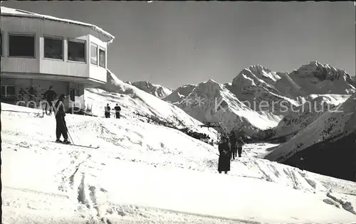 Davos GR Bergrestaurant Clavendeler Alp mit Sertig Doerfli Mittaghorn Plattenhorn und Hoch Ducan Kat. Davos