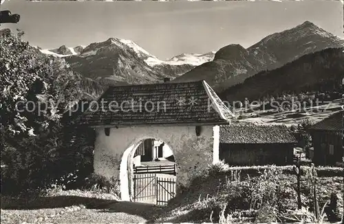 Lauenen Kirchhoftor mit Mutt und Spitzhorn Kat. Lauenen