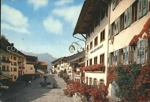 Gruyeres FR Dorfstrasse mit Brunnen Kat. Gruyeres