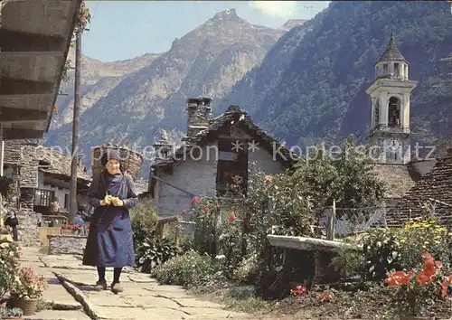 Sonogno Dorfpartie alte Frau mit Korb Kat. Sonogno