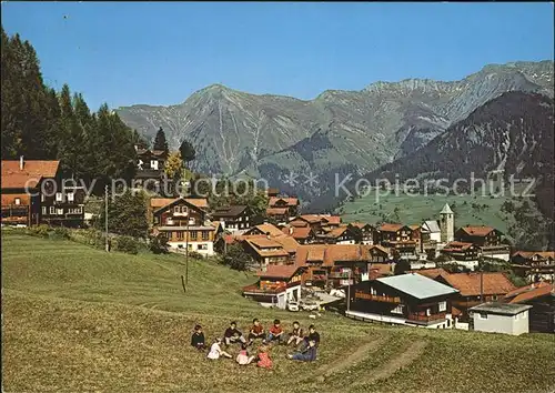 Tschiertschen Dorf mit Kindern auf der Wiese Kat. Tschiertschen