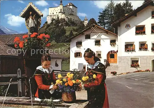 Tarasp Engadiner Trachtenmaedchen am Dorfbrunnen Kat. Tarasp