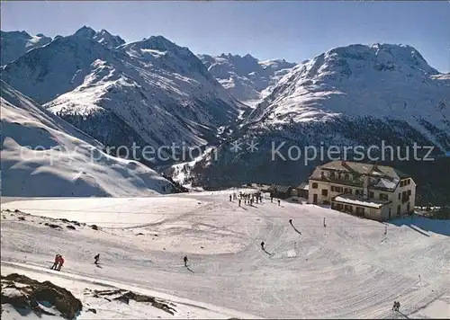 Muottas Muragl Rosegtal Skilift Skifahrer / Muottas Muragl /Rg. St Moritz