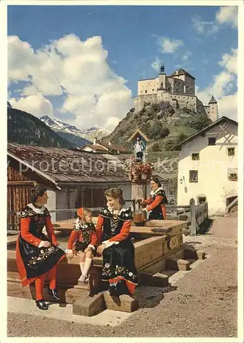 Tarasp Dorfpartie Engadinerinnen am Brunnen Schloss Tarasp Kat. Tarasp