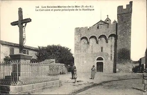 Saintes-Maries-de-la-Mer Calvaire 
Porte principale de la Basilique /  /