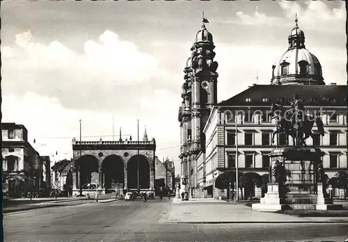 Muenchen Odeonsplatz mit Feldherrnhalle und Theatinerkirche Kat. Muenchen