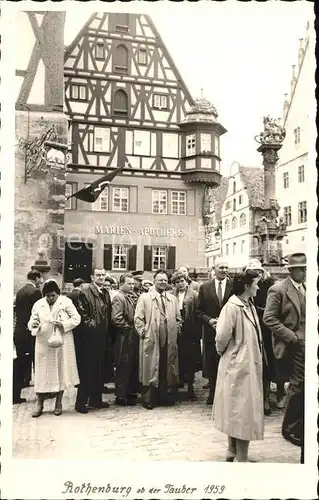 Rothenburg Tauber Menschenansammlung vor Marien Apotheke Kat. Rothenburg ob der Tauber