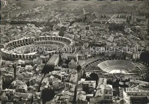 Arles Bouches-du-Rhone Fliegeraufnahme Les Arenes et Theatre Antique / Arles /Arrond. d Arles