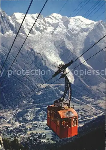 Chamonix Teleferique arrivant a Planpraz Massif du Mont Blanc Kat. Chamonix Mont Blanc