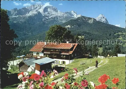 Garmisch Partenkirchen Berggasthof Eckbauer gegen Hochblassen Alpspitze und Zugspitze Blumen Kat. Garmisch Partenkirchen