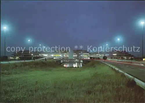 Koeln Rhein Flughafen Koeln Bonn Strassenzufuehrung auf die Empfangsanlagen bei Nacht Kat. Koeln