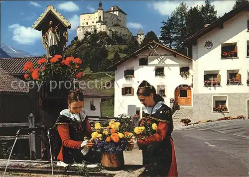 Tarasp Engadinerinnen am Dorfbrunnen mit Schloss Tarasp Kat. Tarasp