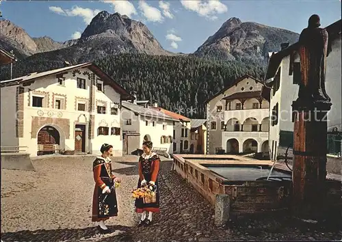 Tarasp Engadinerinnen am Dorfbrunnen mit Museum Kat. Tarasp