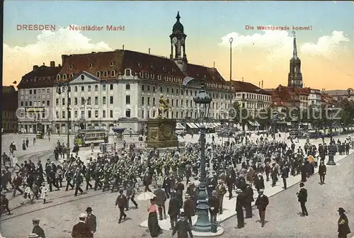 Dresden Neustaedter Markt Die Wachtparade kommt Musikkorps Militaer Denkmal Kat. Dresden Elbe