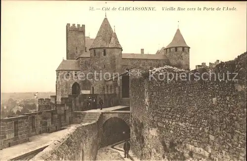 Carcassonne La Cite Vieille Rue vers la Porte de l Aude Kat. Carcassonne