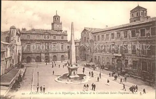 Arles Bouches-du-Rhone Place de la Republique Mairie Cathedrale Saint Trophime Monument / Arles /Arrond. d Arles