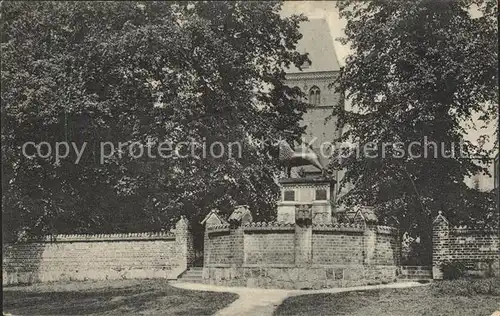 Ratzeburg Dom mit Denkmal Heinrich des Loewen Kat. Ratzeburg