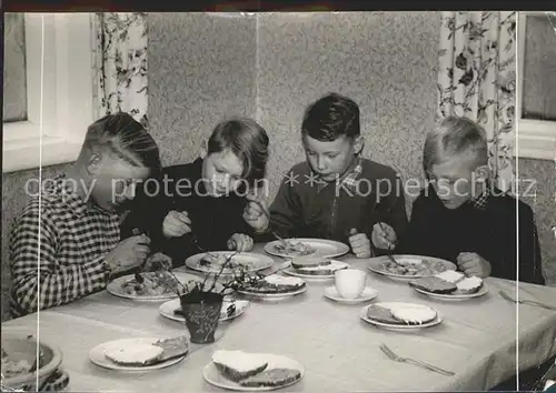 Norddorf Amrum Haus uetkiek Kinder beim Essen Kat. Norddorf