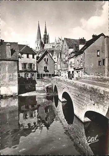 Chartres Eure et Loir Vieux Pont sur Eure Maisons dominees par Cathedrale Kat. Chartres