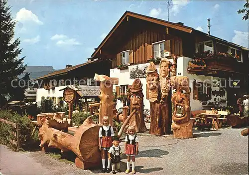 Oberstdorf Zierbrunnenschnitzerei und Kinder in Tracht Kat. Oberstdorf