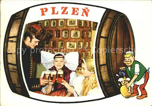 Plzen Pilsen Bier trinken in Tracht / Plzen Pilsen /Plzen-mesto