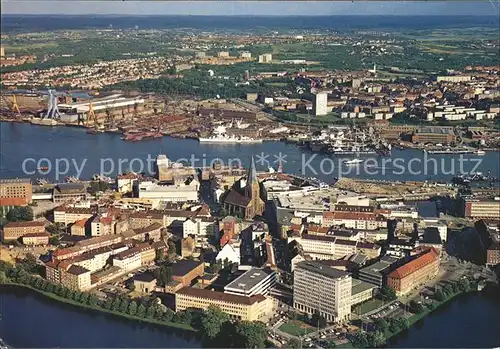 Kiel Innenstadt mit Blick auf Werften und Ostufer Fliegeraufnahme Kat. Kiel