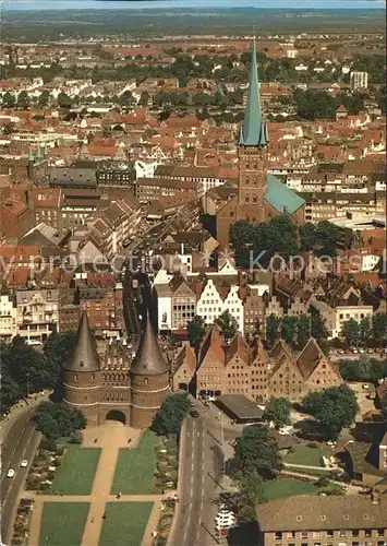 Luebeck mit Kirche und Schloss Fliegeraufnahme Kat. Luebeck