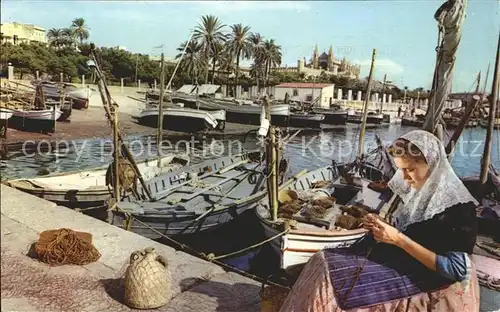 Palma de Mallorca Remendando redes en el Muelle de pescadores Kat. Palma de Mallorca