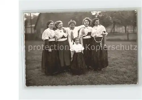 Bueckeburg Junge Frauen in Tracht Kat. Bueckeburg