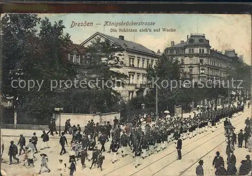 Dresden Koenigsbrueckerstrasse Schuetzen ziehen Wache  Kat. Dresden Elbe