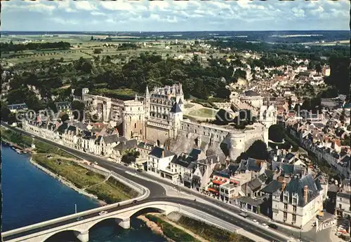 Amboise Le chateau du XV siecle dominant la Loire et la ville Vue aerienne Kat. Amboise