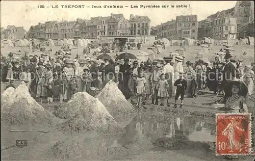 Le Treport Jeux d enfants Les Pyrenees sur le sable Kat. Le Treport